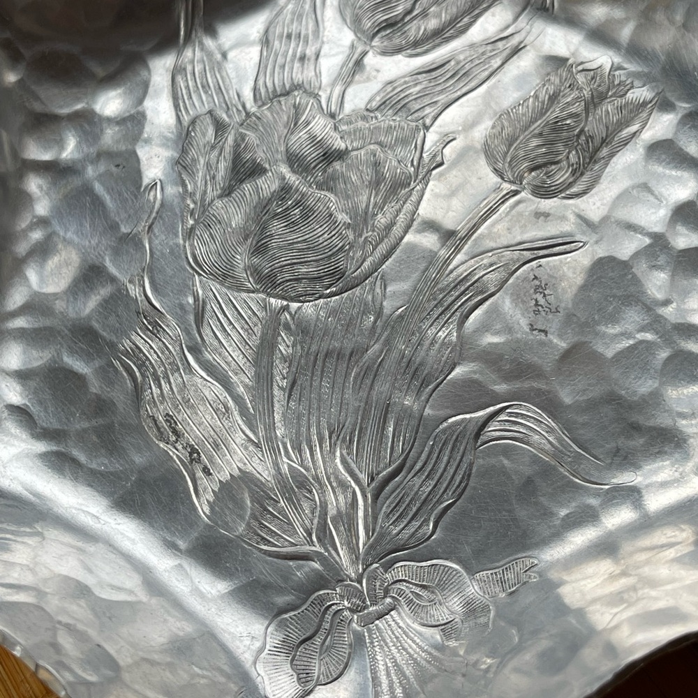 Vintage Rodney Kent handwrought creations aluminum basket w/tulips hammered - Picture 2 of 9